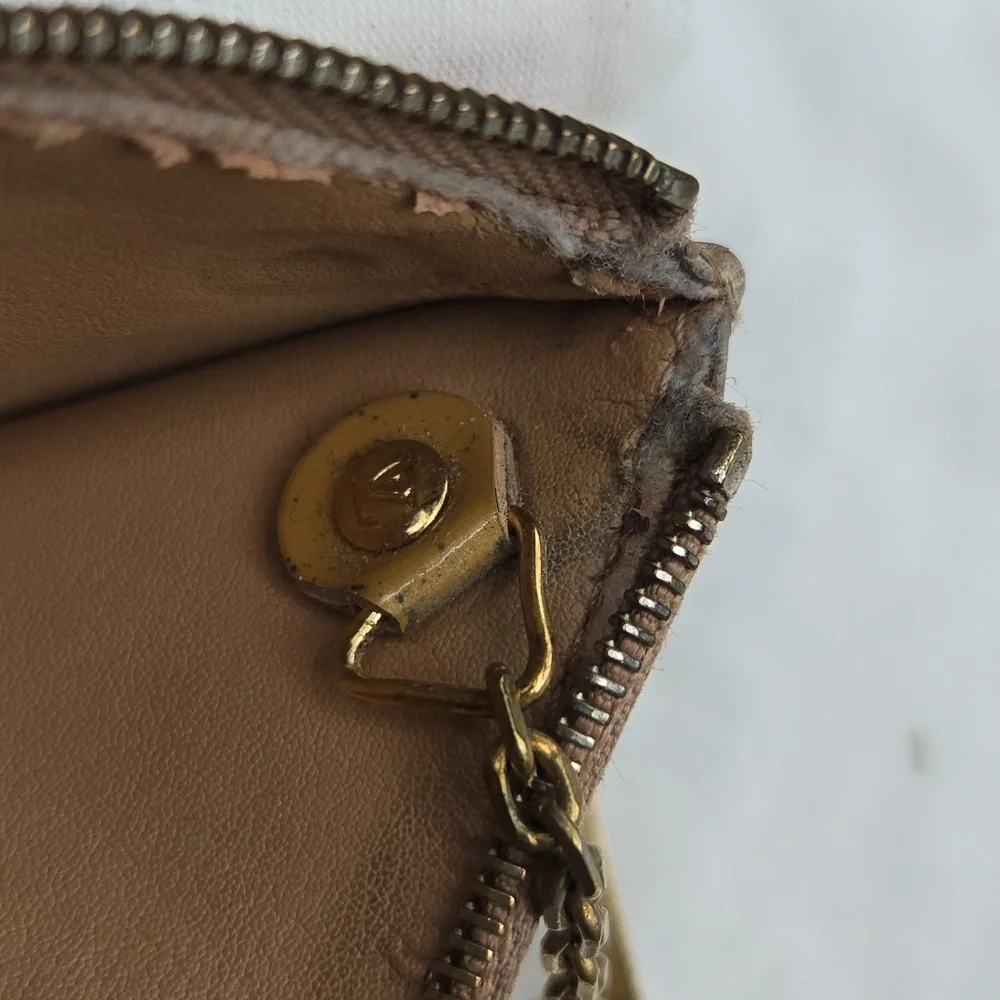 Louis Vuitton Vernis Key Ring Pouch Gold - Picture 9 of 17